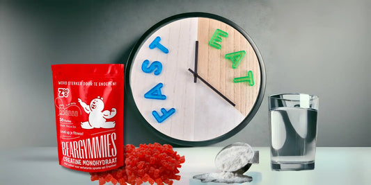 Een pot creatine gummies naast een glas water, met een stopwatch die een vastenperiode symboliseert