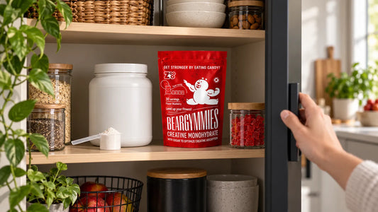 Beargymmies gummies en creatinepoeder koel, droog en afgesloten bewaard in een voorraadkast