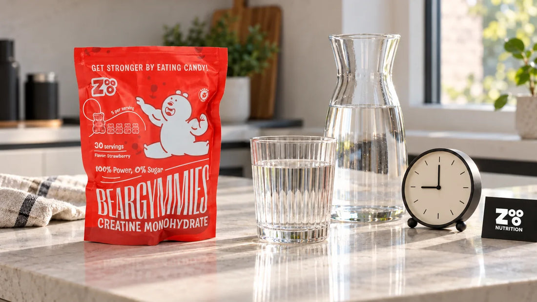 Beargymmies creatinegummies met water en een klok op een keukentafel