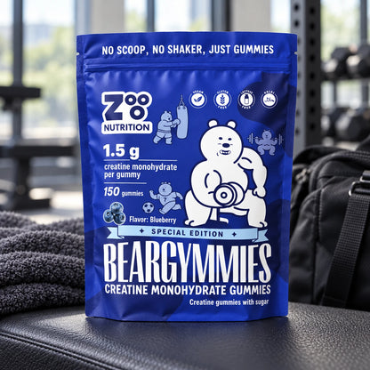 Beargymmies Blueberry Special Edition creatine gummies op een trainingsbank naast een sporttas en handdoek